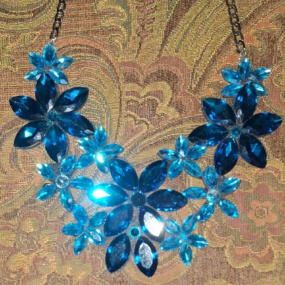 Elegant Blue Floral Necklace